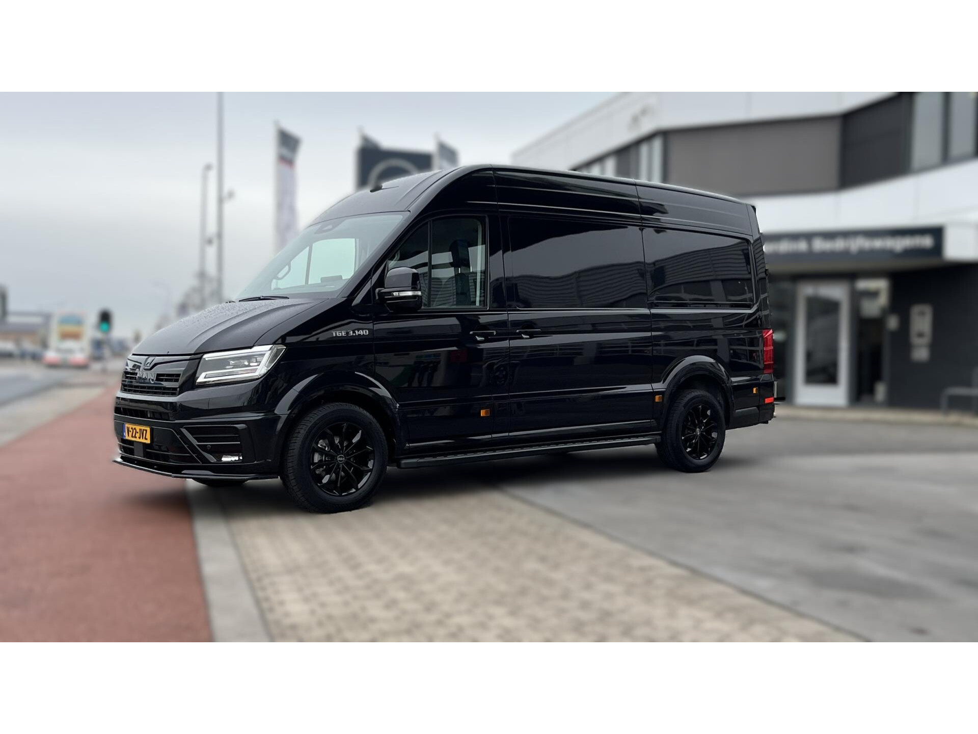 MAN TGE 3.140 L3H3 Black Lion, lederen bekleding, Zijflanken bumper en spiegels in kleur, sidesteps, 18" LMV Etc. etc