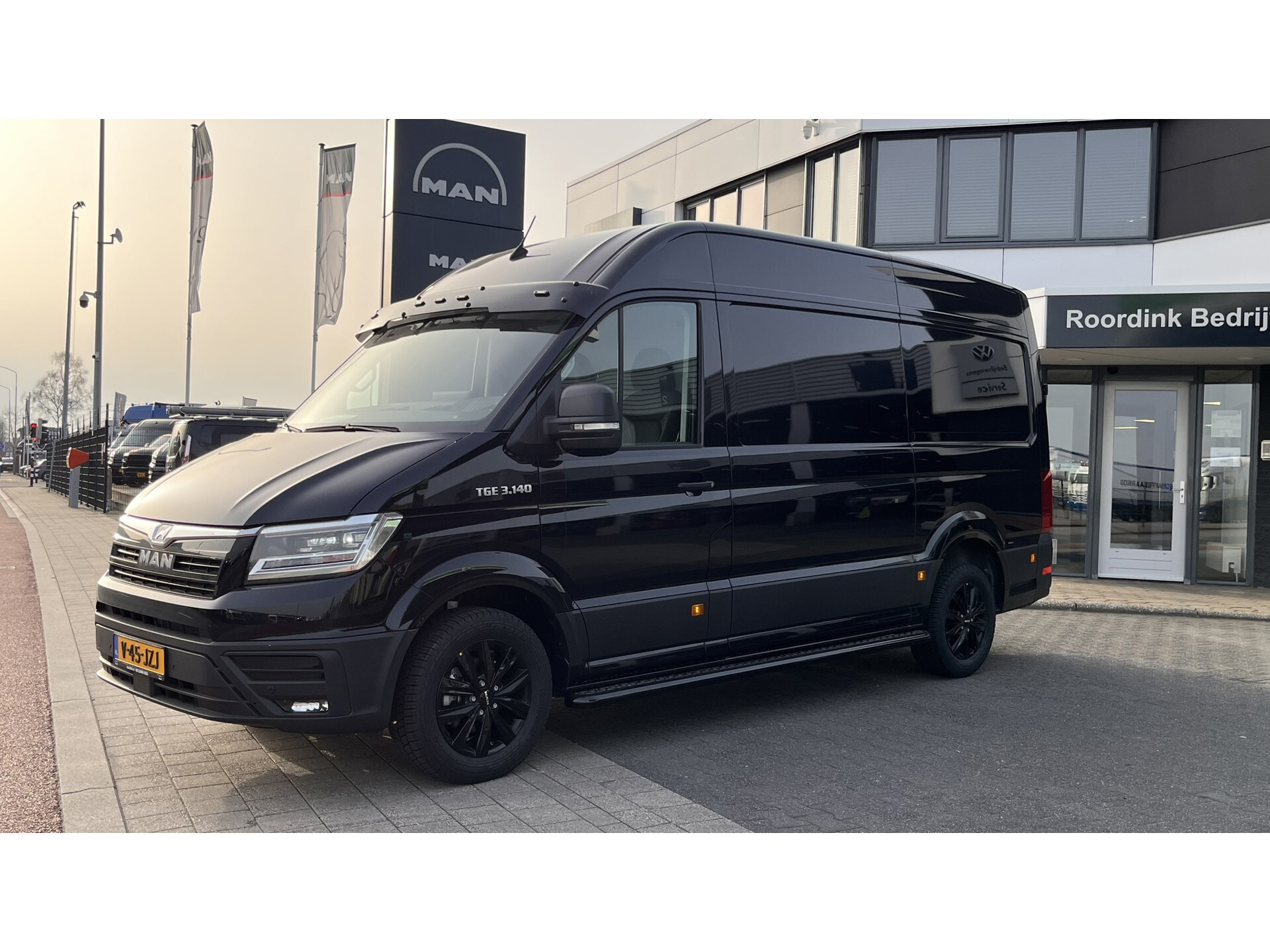 MAN TGE 3.140 L3H3 Intense Black, LMV" zwart, Sidesteps zwart geschuurd, Zonneklep met verlichting.