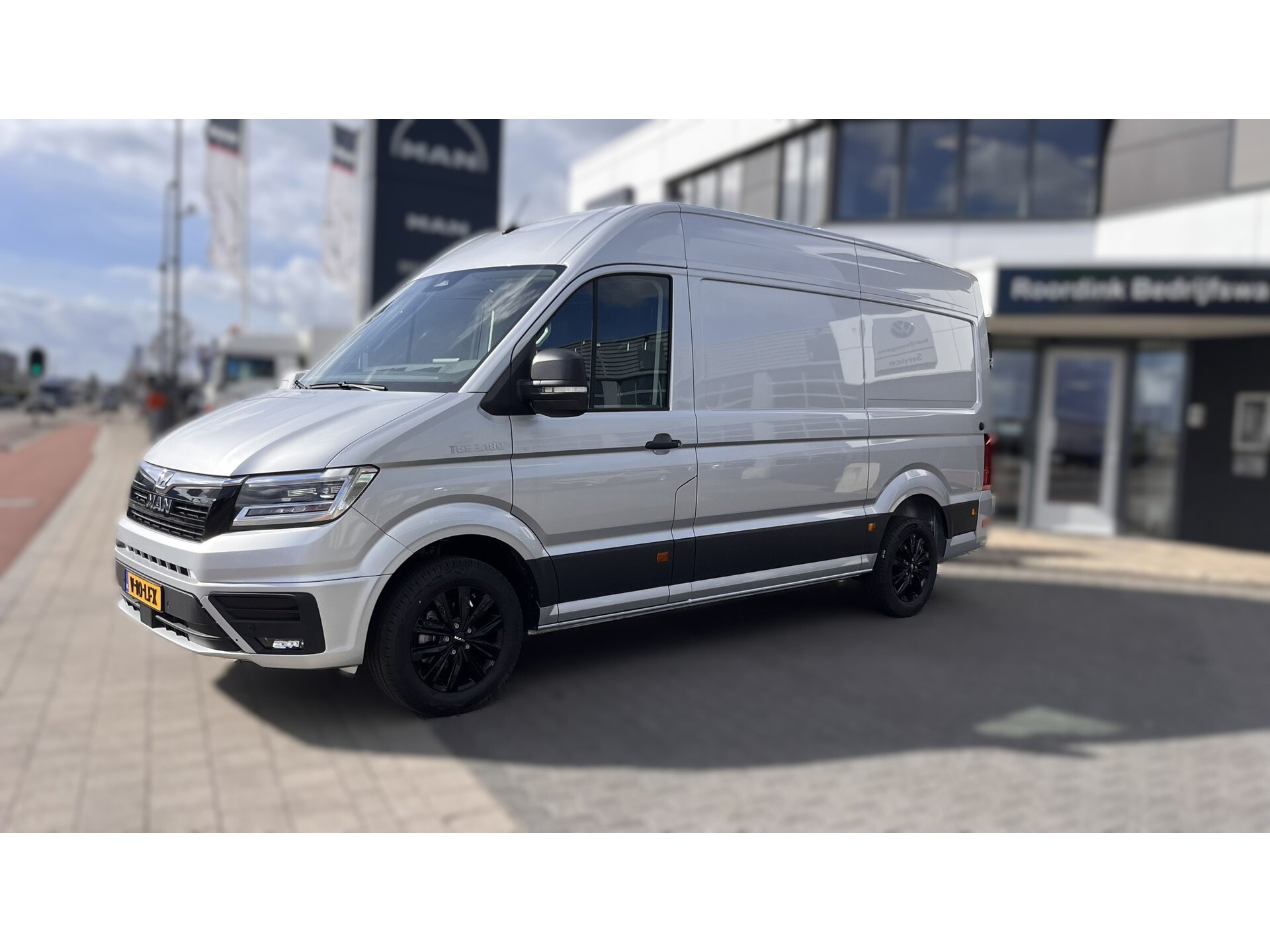 MAN TGE 3.180 L3H3 Automaat, Dikke 180 pk.. LED verlichting, bumpers in kleur, trekhaak, Zwart LM velgen met 4SZ, Betimmering